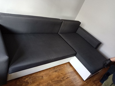 Czarna sofa przed i po praniu tapicerki
