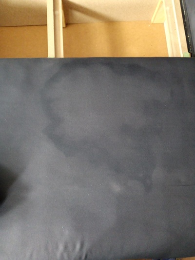 Zabrudzona ciemna tapicerka przed czyszczeniem